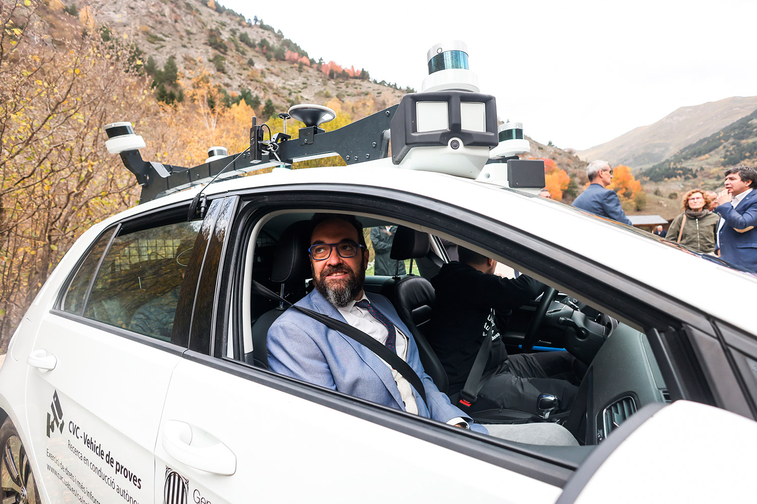 El conseller de Territori, Juli Fernàndez al vehicle > Departament de Territori