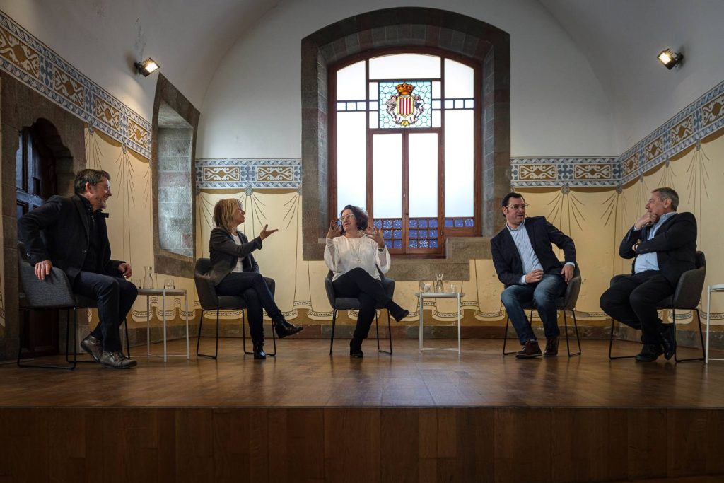 José Antonio Montero, Miquel Vives, Aurora Carbonell, Alba Barnusell i Jordi Xena a la Sala Tarafa de Granollers. ƒotos del debat: AMTU, Jordi Borràs.