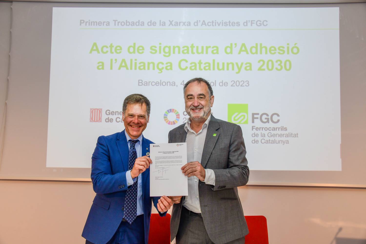 El director del CADS, Arnau Queralt, i el president d’FGC, Toni Segarra, durant l’acte d’adhesió > FGC
