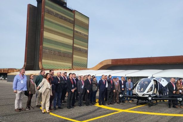 Presentació de l'aerotaxi EH216 © Ajuntament d'Alguaire