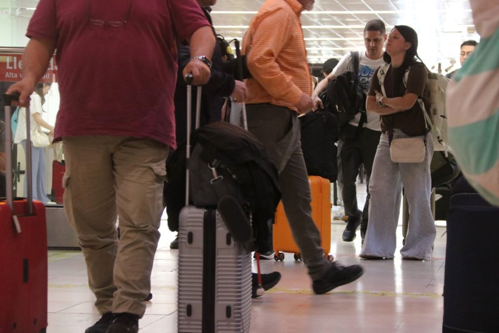 Maletes de passatgers de l'alta velocitat arribant a l'estació de Sants després de l'apagada elèctrica