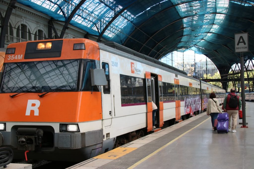 Usuaris pujant al tren de França