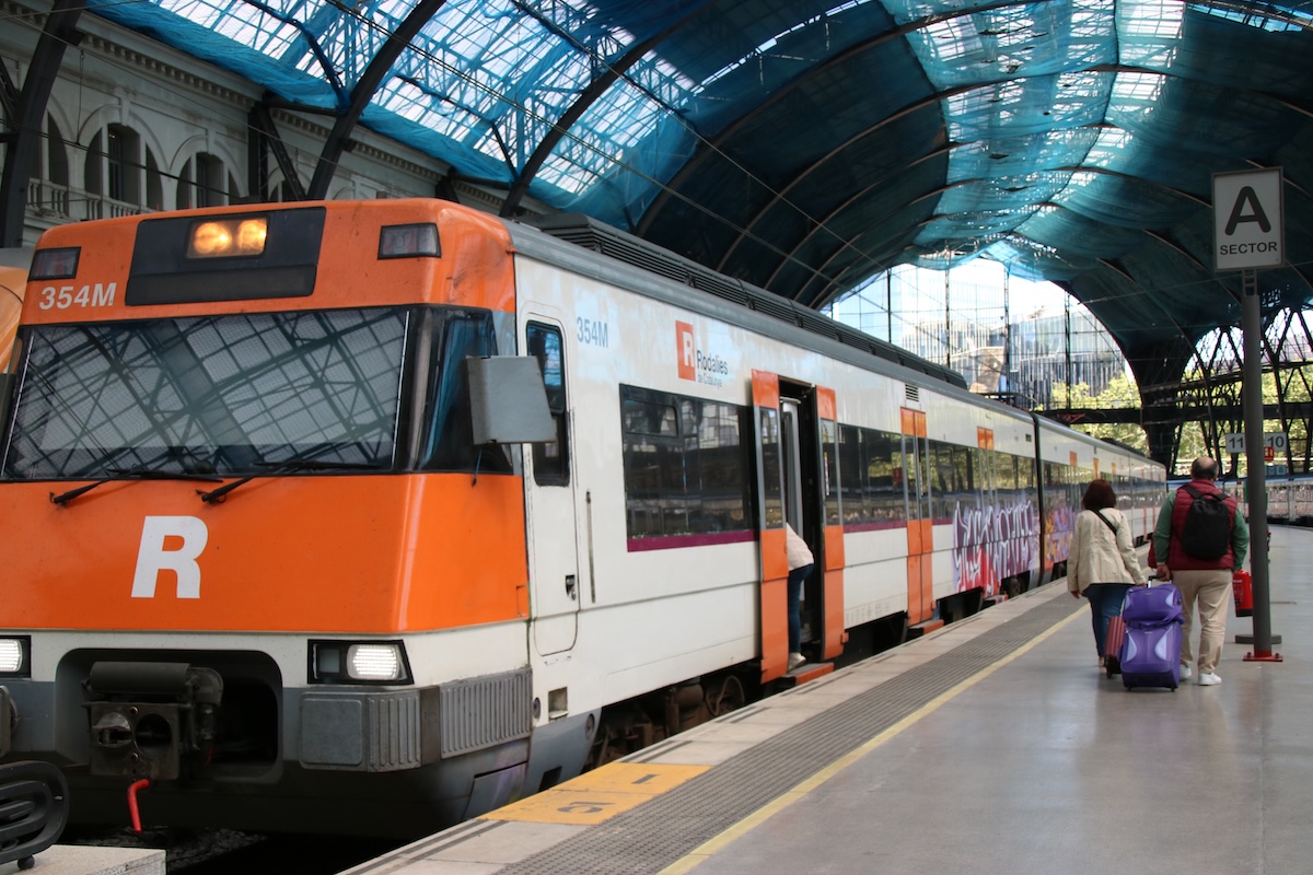 Usuaris pujant al tren de França