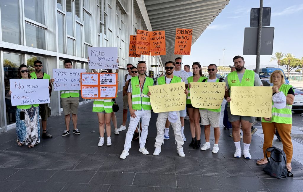 USO i EasyJet pacten un augment salarial per als tripulants de cabina d’EasyJet i eviten una nova vaga