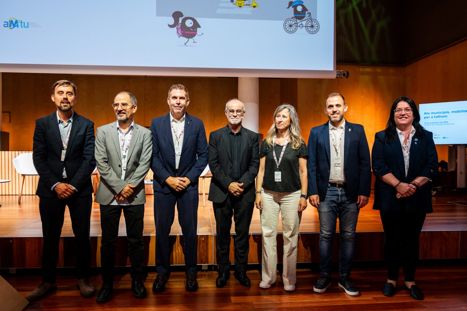 Foto institucional de les autoritats presents a la jornada, amb la presència de Mar Molina.