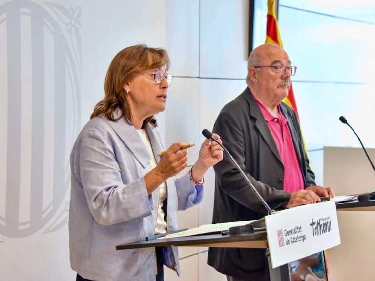 La consellera Sílvia Paneque i el secretari Manel Nadal a la presentació de les millores a la xarxa de busos interurbans.