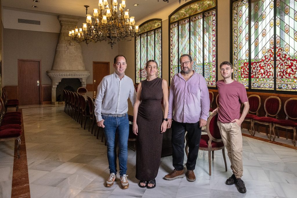 Xavier Cardona, Julia Azpiroz, Francesc Magrinyà i Pol Méndez a la Casa Alegre de Sagrera de Terrassa. ƒotos del debat: Jordi Borràs.