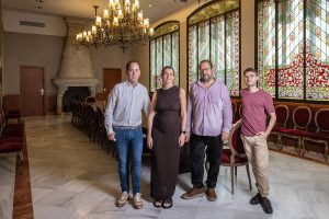 Xavier Cardona, Julia Azpiroz, Francesc Magrinyà i Pol Méndez a la Casa Alegre de Sagrera de Terrassa. ƒotos del debat: Jordi Borràs.