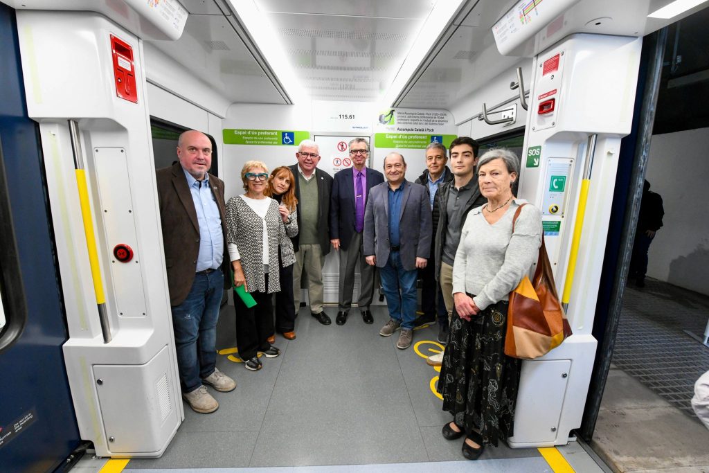 El tren amb el nom d’Assumpció Català se suma al conjunt de vehicles que FGC ha retolat els darrers anys amb noms de personalitats destacades de la cultura, l’art i les ciències.