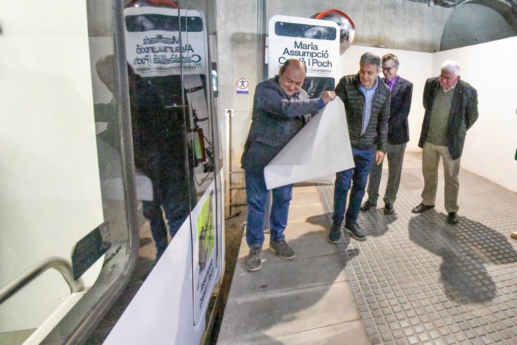 El tren amb el nom d’Assumpció Català se suma al conjunt de vehicles que FGC ha retolat els darrers anys amb noms de personalitats destacades de la cultura, l’art i les ciències.