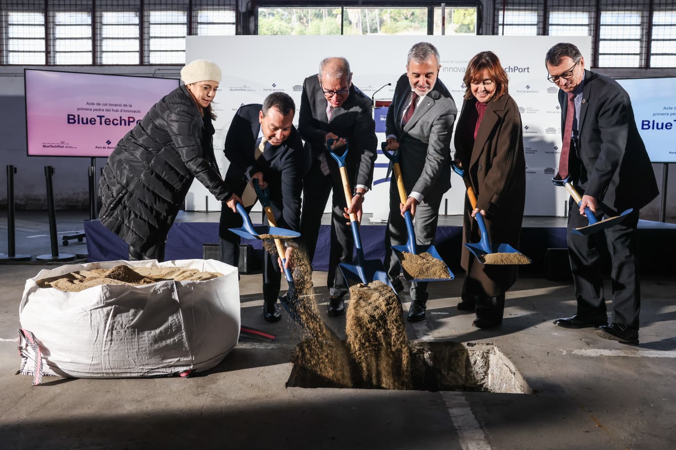 D’esquerra a dreta, la directora d’Innovació del Port de Barcelona, Emma Cobos; el president de Puertos del Estado, Gustavo Santana; el president del Port de Barcelona, José Alberto Carbonell; l’alcalde de Barcelona, Jaume Collboni; la consellera de Territori, Habitatge i Transició Ecològica, Sílvia Paneque, i el director general de WTCB, Carles Anglada, en el moment de col·locar la primera pedra del nou BlueTechPort.