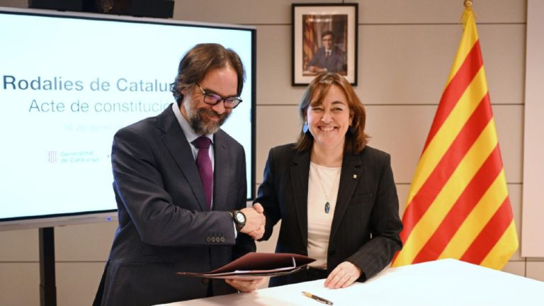 A l'esquerra, el president de Renfe, Álvaro Fernández, i a la dreta, la consellera de Territori, Habitatge i Transició Ecològica, Sílvia Paneque i Sureda, aquest matí durant l’acte de constitució de la nova empresa Rodalies de Catalunya.