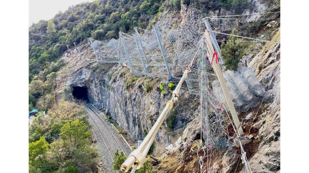 Ferrocarrils de la Generalitat de Catalunya (FGC) ha licitat avui els treballs per a la millora de la protecció contra despreniments al vessant 3 de la línia Lleida-La Pobla de Segur, al baixador de Santa Linya, al terme municipal de Les Avellanes i Santa Linya (Noguera). Concretament, s’hi instal·larà una barrera dinàmica de 4 metres d’alçada i 50 metres de longitud per aturar la caiguda de roques, amb una capacitat d’absorció d’energia de fins a 1.500 kJ. A més, al talús de sota el vessant s’hi instal·laran 1.450m2 de malla de triple torsió adossada al talús amb un reforç d’ancoratge i un lligat de cable d’acer de 12mm. Els treballs s’han licitat per un import de 163.500 euros (abans d’IVA) i, un cop adjudicats, tindran un termini d’execució de 22 setmanes. Amb aquesta actuació, Ferrocarrils haurà actuat en la millora de la protecció de 16 quilòmetres de talussos i vessants de la línia des que en va assumir la titularitat, amb diferents actuacions d’estabilització i d’instal·lació de barreres. Les obres s’emmarquen dins del constant procés de manteniment i renovació de les infraestructures que Ferrocarrils duu a terme amb l’objectiu d’assegurar la robustesa de les instal·lacions i la fiabilitat i la puntualitat de les circulacions. Més de 80 milions d’inversió a la línia Lleida-La Pobla de Segur des del 2016 Les obres d’instal·lació de barreres dinàmiques formen part del pla d’actuacions de Ferrocarrils a la línia Lleida-La Pobla de Segur, que preveu intervencions en talussos, túnels, vessants, ponts, vies i enclavaments, a banda de la supressió de passos a nivell. En total, des que Ferrocarrils en va assumir el servei l’any 2016, ha invertit més de 80 milions d’euros en aquesta línia. Dos terços d’aquesta inversió (55 milions) han correspost a treballs de reforç de la infraestructura.