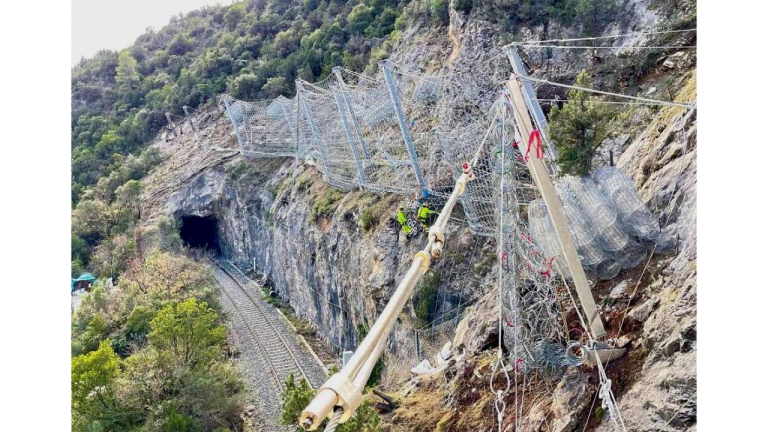 Ferrocarrils de la Generalitat de Catalunya (FGC) ha licitat avui els treballs per a la millora de la protecció contra despreniments al vessant 3 de la línia Lleida-La Pobla de Segur, al baixador de Santa Linya, al terme municipal de Les Avellanes i Santa Linya (Noguera). Concretament, s’hi instal·larà una barrera dinàmica de 4 metres d’alçada i 50 metres de longitud per aturar la caiguda de roques, amb una capacitat d’absorció d’energia de fins a 1.500 kJ. A més, al talús de sota el vessant s’hi instal·laran 1.450m2 de malla de triple torsió adossada al talús amb un reforç d’ancoratge i un lligat de cable d’acer de 12mm. Els treballs s’han licitat per un import de 163.500 euros (abans d’IVA) i, un cop adjudicats, tindran un termini d’execució de 22 setmanes. Amb aquesta actuació, Ferrocarrils haurà actuat en la millora de la protecció de 16 quilòmetres de talussos i vessants de la línia des que en va assumir la titularitat, amb diferents actuacions d’estabilització i d’instal·lació de barreres. Les obres s’emmarquen dins del constant procés de manteniment i renovació de les infraestructures que Ferrocarrils duu a terme amb l’objectiu d’assegurar la robustesa de les instal·lacions i la fiabilitat i la puntualitat de les circulacions. Més de 80 milions d’inversió a la línia Lleida-La Pobla de Segur des del 2016 Les obres d’instal·lació de barreres dinàmiques formen part del pla d’actuacions de Ferrocarrils a la línia Lleida-La Pobla de Segur, que preveu intervencions en talussos, túnels, vessants, ponts, vies i enclavaments, a banda de la supressió de passos a nivell. En total, des que Ferrocarrils en va assumir el servei l’any 2016, ha invertit més de 80 milions d’euros en aquesta línia. Dos terços d’aquesta inversió (55 milions) han correspost a treballs de reforç de la infraestructura.